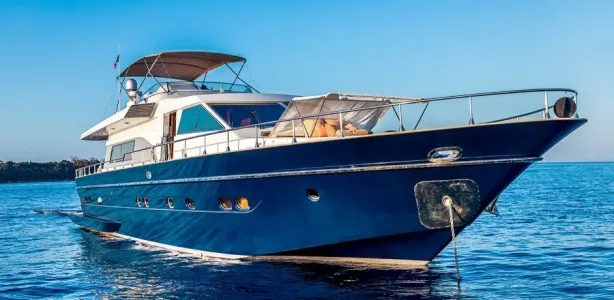 Yacht Charter Astondoa 70