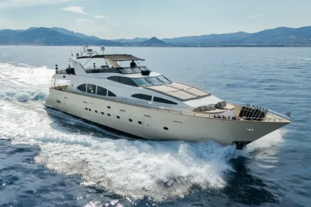 Rental AZIMUT 100 AZIMUT 100
