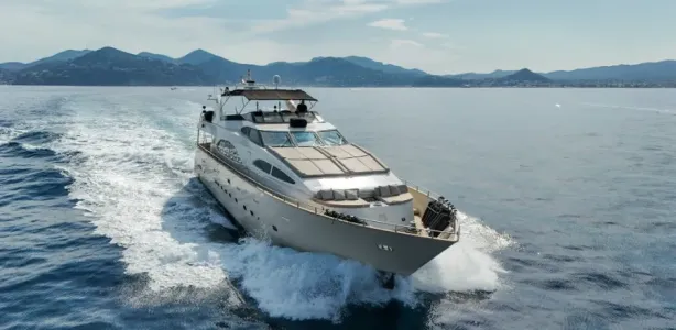 Yacht Charter Azimut 100
