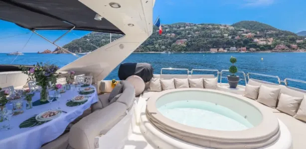 Yacht Charter Azimut 100