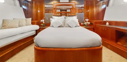 Yacht Charter Azimut 100