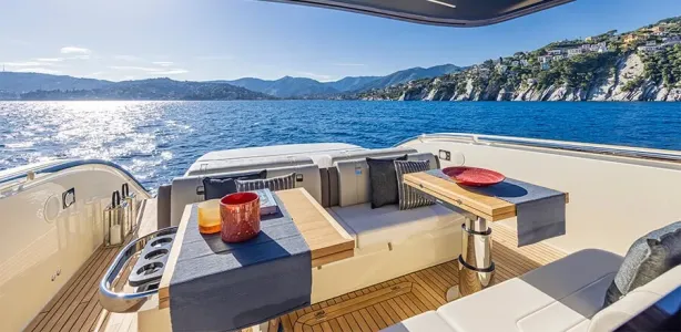 Yacht Charter Invictus TT460