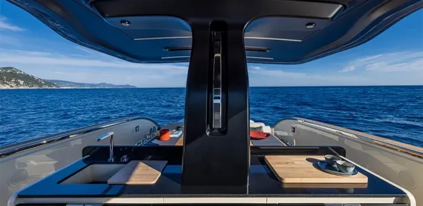 Yacht Charter Invictus TT460