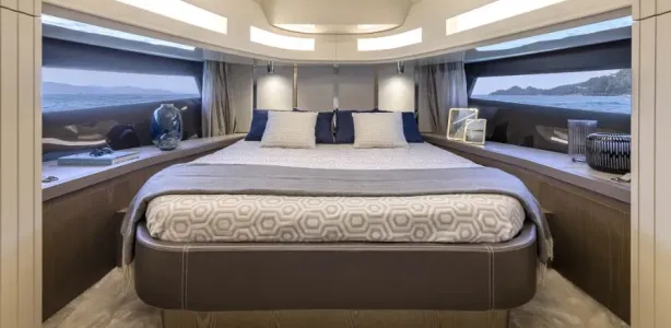 Yacht Charter Invictus TT460