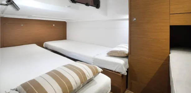 Yacht Charter Leader 36