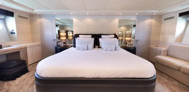 Yacht Charter Mangusta 105