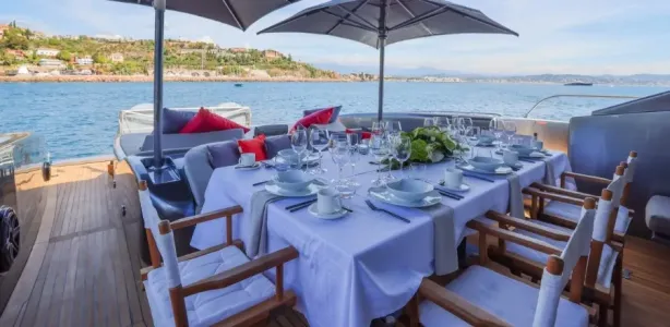Yacht Charter Mangusta 108