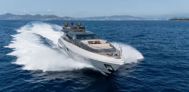 Yacht Charter Mangusta 110