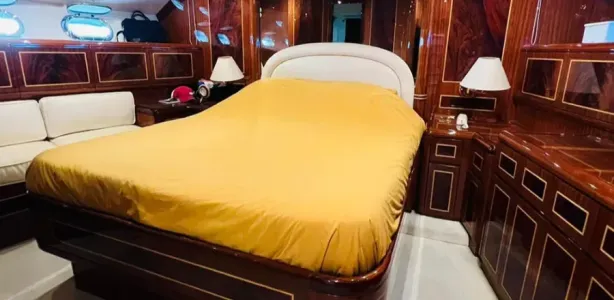 Yacht Charter Mangusta 72