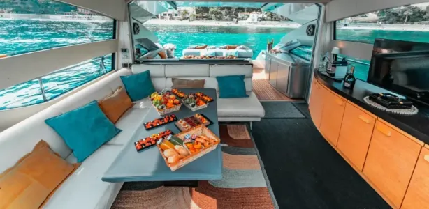 Yacht Charter Pershing 64