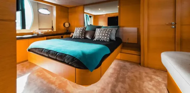 Yacht Charter Pershing 64