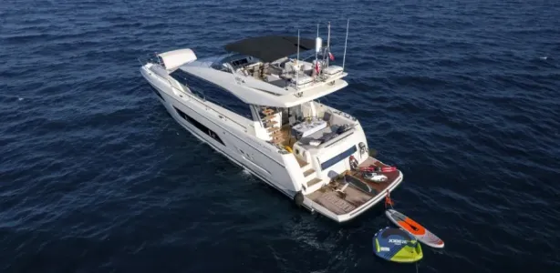 Yacht Charter Prestige 680S