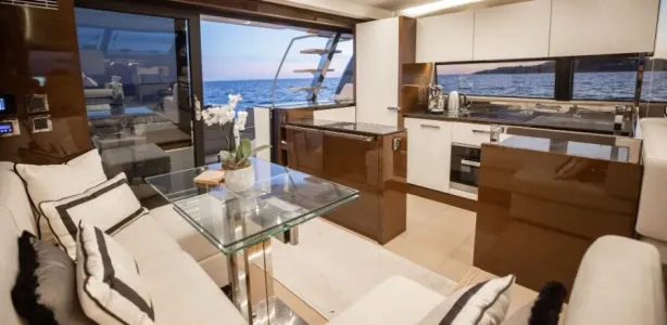 Yacht Charter Prestige 680S