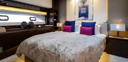 Yacht Charter Prestige 680S