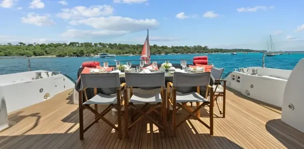 Yacht Charter Sunseeker 84