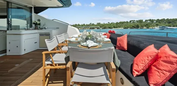 Yacht Charter Sunseeker 84