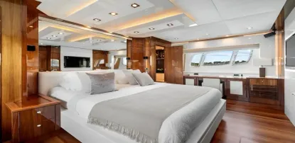 Yacht Charter Sunseeker 84