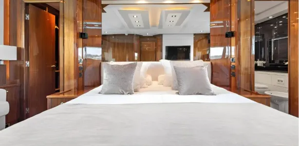 Yacht Charter Sunseeker 84